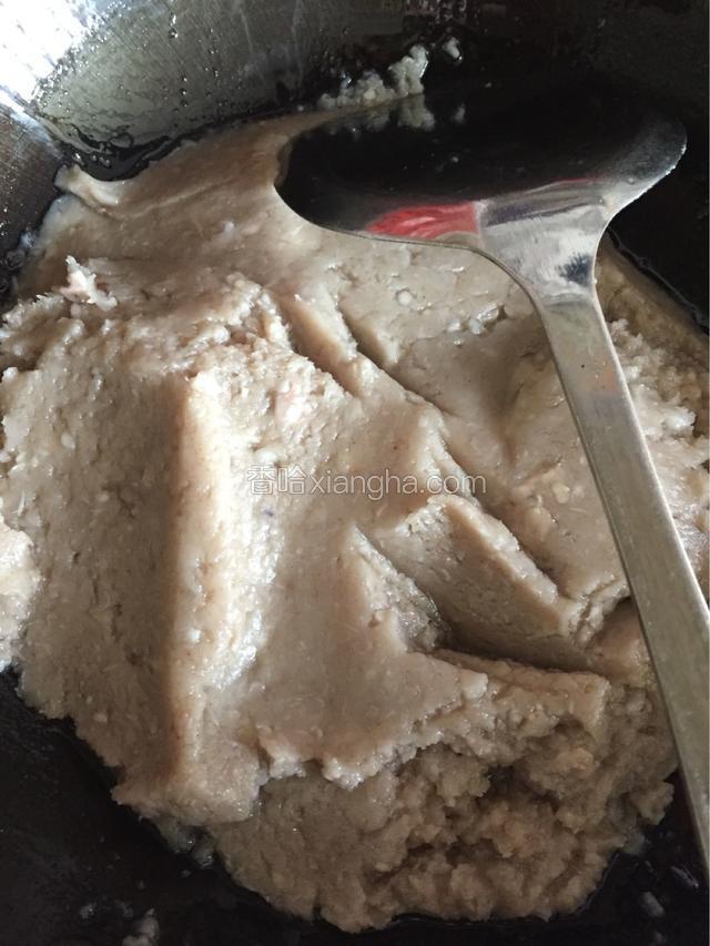 一边铲避免糊锅一边把芋泥捣的越细越好