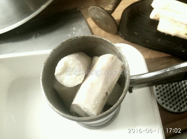 切成小段，放进压面器。