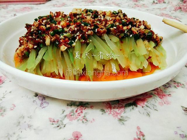 将调匀的料汁浇至莴笋丝上面，食用时拌匀即可！