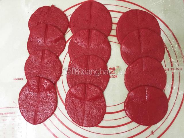 用筷子在饼片中间印出一条痕