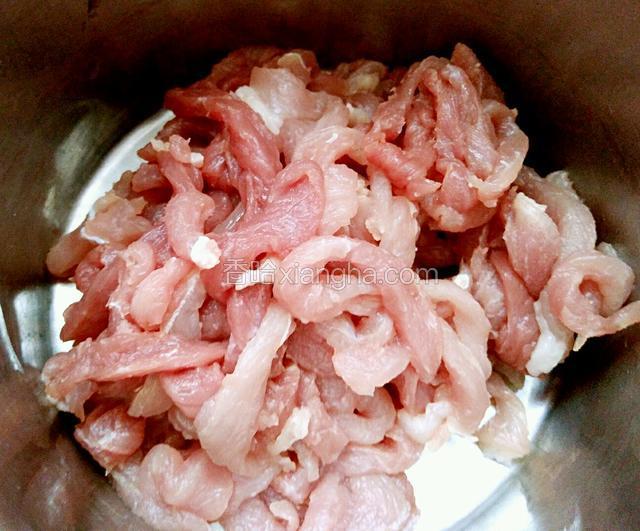 将里脊肉切成细长条