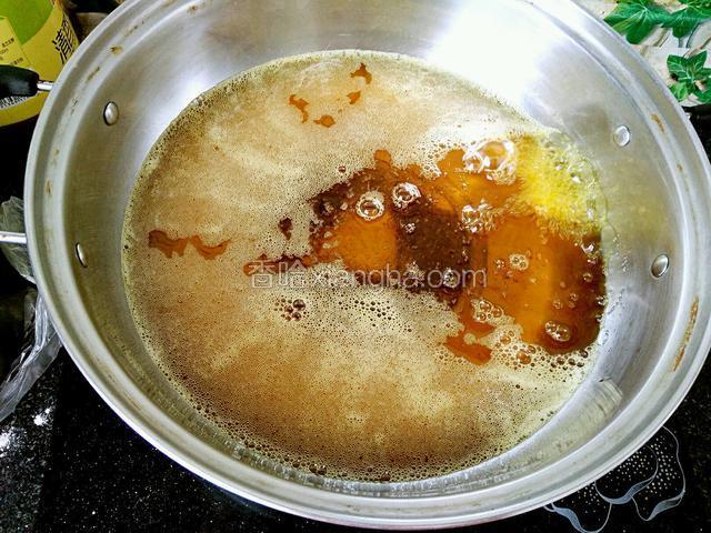 锅中烧热油，筷子头放油里能迅速冒泡就可以炸了