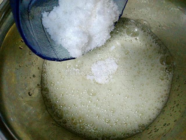 电动打蛋器先用低速打至蛋清出鱼眼泡，加入30g白糖。
