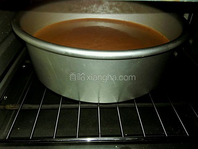 将模具放入烤箱下层，上下火，160度烤50分钟。