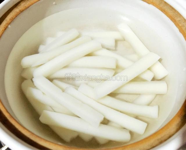 年糕捞出放入锅中倒入适量的清水
