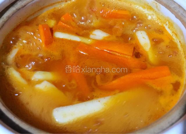 再放入少许辣椒粉增加颜色和辣味，烧开后略煮片刻