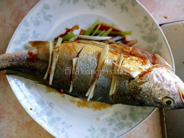 倒入适量味极鲜、醋和料酒和盐腌半小时