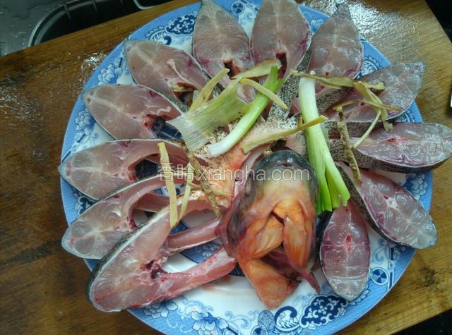摆好盘，摆上姜丝和葱段，淋上料酒，放开水锅里蒸7分钟，关火后焖3分钟。