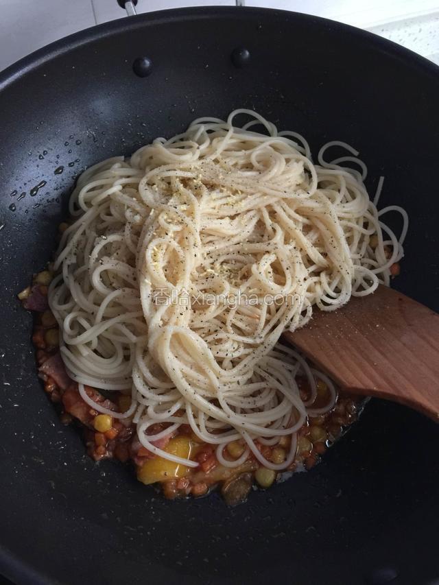 倒入意大利面，精盐，鸡精，少许黑胡椒碎，中火翻炒2分钟左右，（目的是让汤汁能融入意大利面），最后大火快速翻炒收汁。