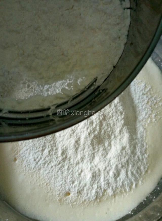 低筋粉分三次筛入发泡内，每次翻拌均匀至无颗粒然后筛入第二次继续翻拌（切忌划圈搅拌，以免消泡蛋糕发不起来）。

