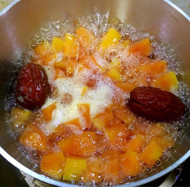 待木瓜煮透明后加冰糖、红枣！