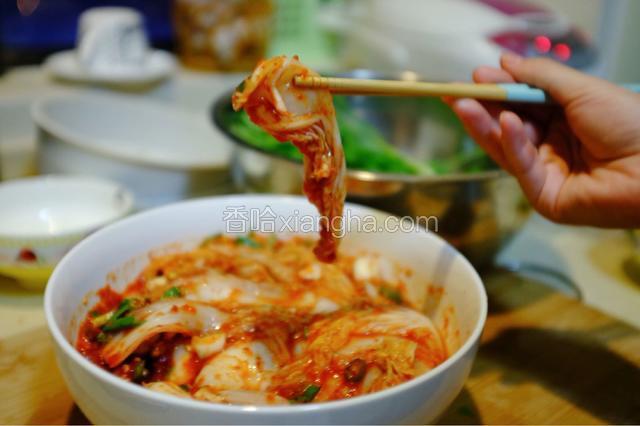 抹：带上手套开始抹辣椒面，将辣椒面充分抹于白菜上，即刻开吃。