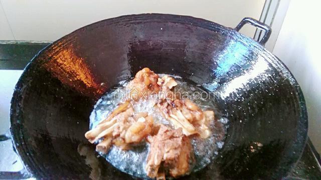 油温至六成热放入猪蹄，（猪蹄皮面朝下贴锅）