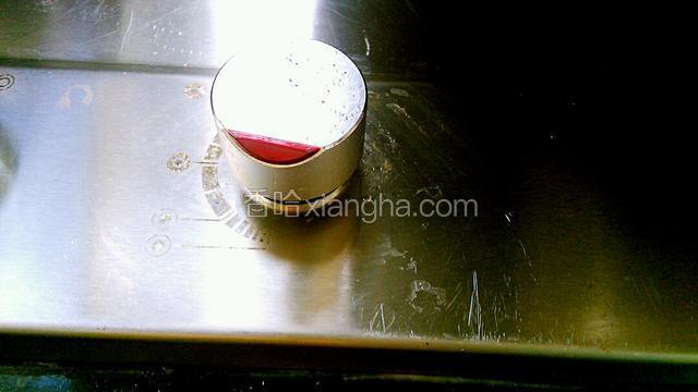 四分钟后关小火一分钟（是怕猪蹄爆油，关小火一下就不爆油了）