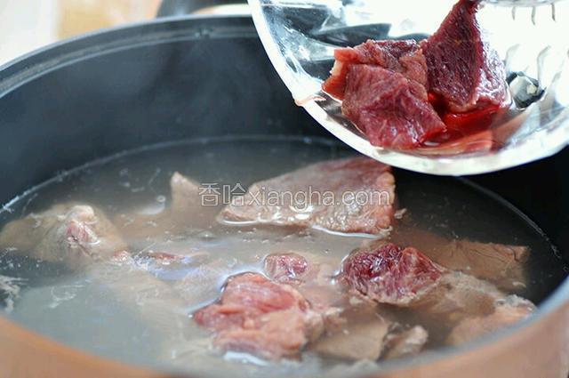 牛肉焯水，加入少许料酒 