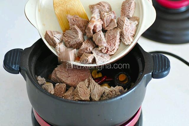  准备好的香料洗净，放油锅爆香，倒入牛肉搅拌均匀