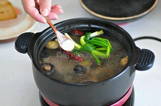 加入适量盐、糖、料酒、生抽、老抽炖煮1小时左右