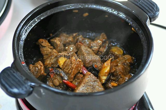 还剩半小时的时候搅拌牛肉块收汁，就可以吃啦
