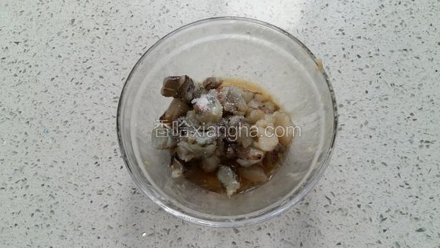 虾丁入碗，加料酒、盐渍几分钟。