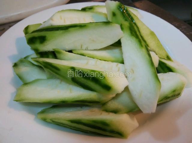 絲瓜去皮切件，切菱形，切大小均一，備用（去皮后一定要洗乾淨再切件，這樣能保持絲瓜的清甜味；如果切了再洗，絲瓜就會吸取水份，失去絲瓜的清甜味）