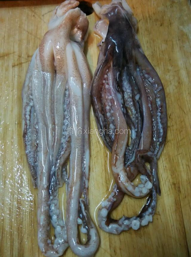魷魚頭去眼去嘴，洗乾淨，切開備用（魷魚炒的時候會縮水，切的時候，長須一開二）