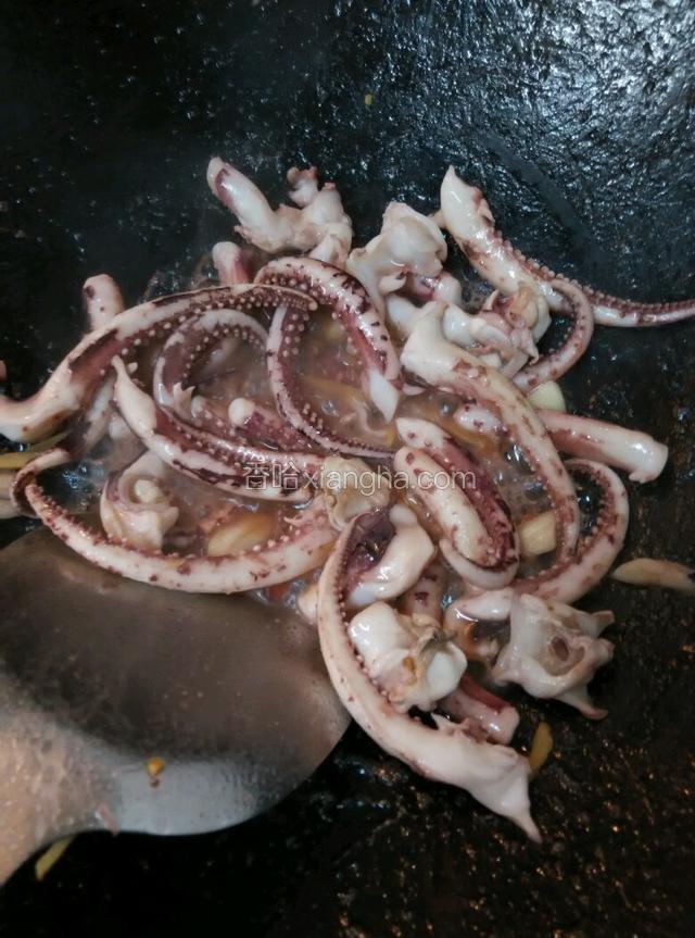 準備好所有食材，先把魷魚須爆香，熱油，把部分的薑、蒜、辣椒爆一爆，再下魷魚須爆炒兩下，再下酒料，炒兩下，加入生抽，幼鹽炒均起鍋備用；炒絲瓜，熱油，下大蒜爆一爆，再下絲瓜翻炒，炒至絲瓜有點軟身，把炒好的魷魚須倒下去一起翻炒片刻，起鍋（炒魷魚時已經加多了少許幼鹽，炒絲瓜就不用加鹽）
