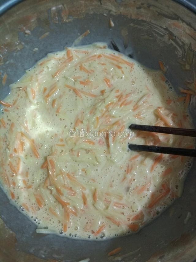 搅拌均匀成面糊，面糊不要太稀或太稠，有流动就可以