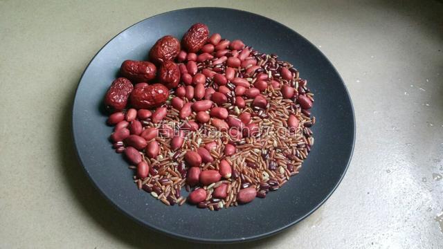 准备好所需食材。