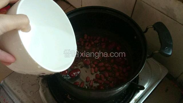 将东西洗干净放进锅里，加入水大火煮开改小火煮。