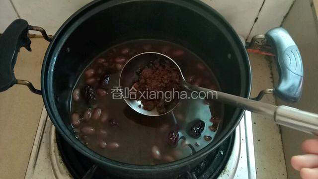 煮到赤小豆跟红米开花后加入红糖，继续煮五分钟即可关火。