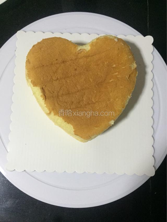 用蛋糕刀把蛋糕一份为二放在裱花台上备用