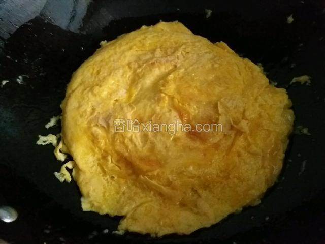 热锅凉油，将搅拌均匀的鸡蛋液倒入锅中煎至两面焦黄成蛋饼