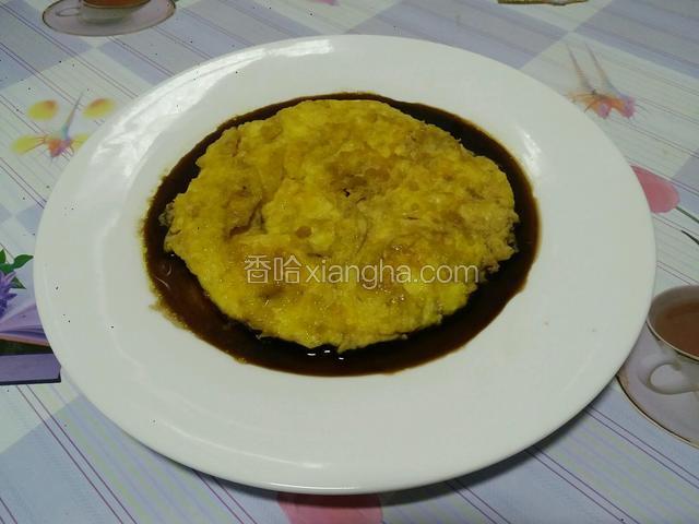 将煎好的蛋饼盛出放在备好的糖醋盘子里
将蛋饼沾满糖醋，然后再把蛋饼翻过来浸透
一下，美味酸甜的糖醋鸡蛋饼就可以享用了。