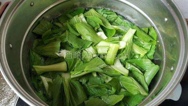 放在锅里面焯一会，锅开即可