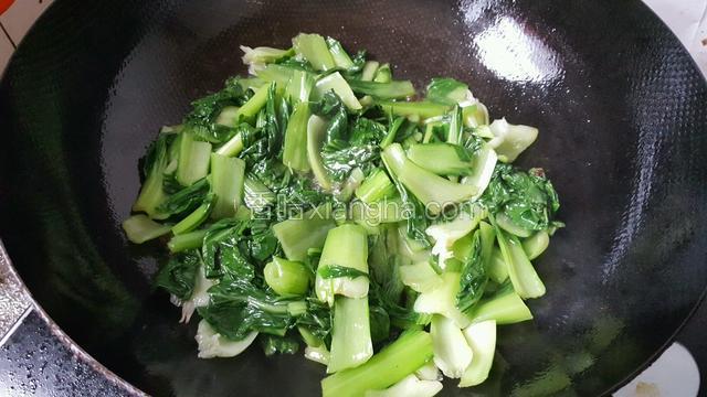 放入油菜，加入耗油，翻炒片刻，加入适量的药，就好了！