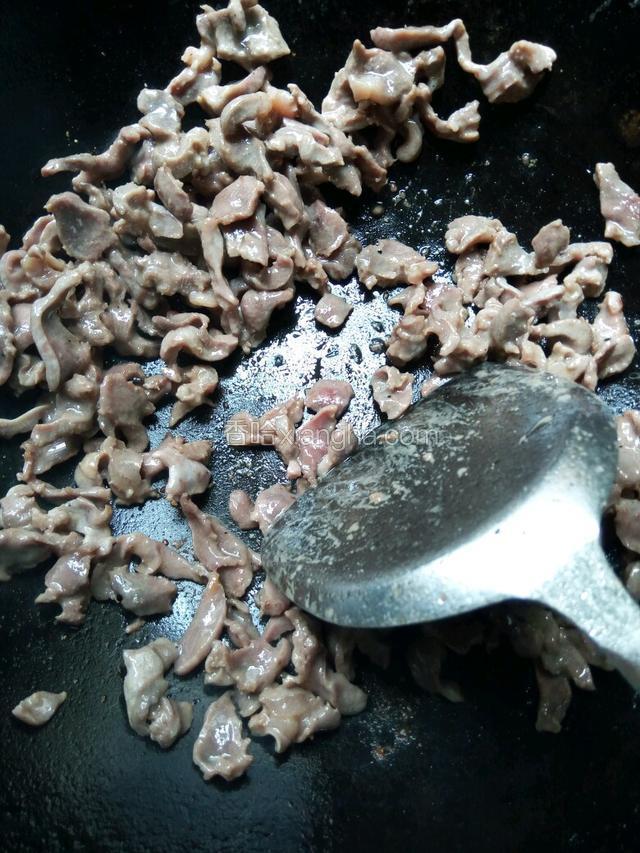 一直把鸡胗炒干。