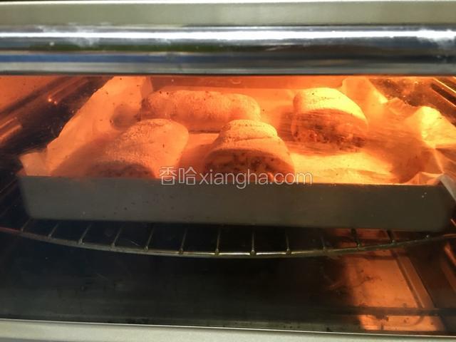 放入预热上火230度，下火200度烤箱中层13分钟；
