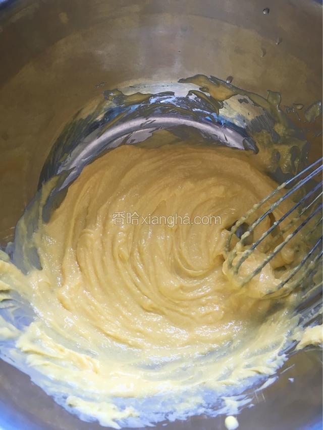 将黄油软化后加入糖粉和盐 搅拌均匀