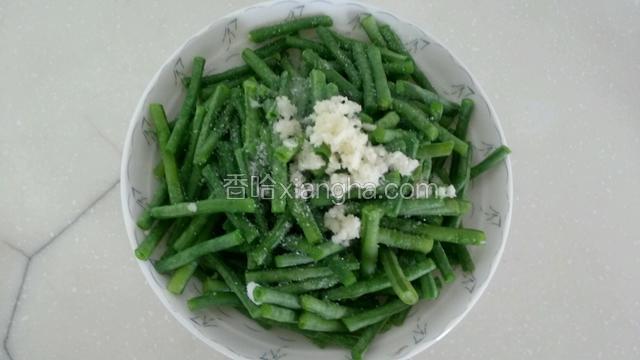 切适量蒜末放豇豆里，放适量盐、糖、香油。