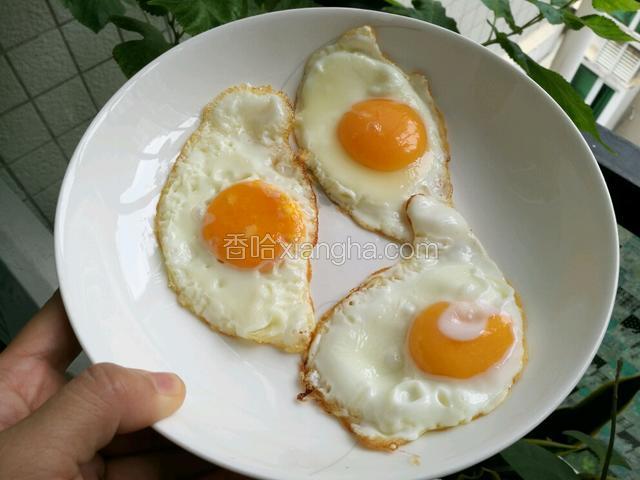 
这是已经煎成半熟的荷包蛋。