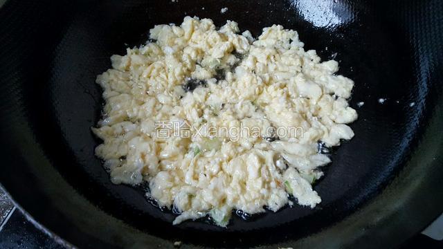 加入打好的鸡蛋液快速翻炒，越碎越好！