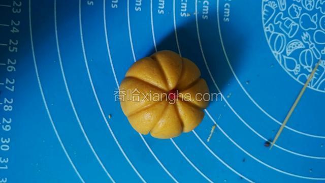 旁边用牙签修一下，中间放一粒枸杞就成了