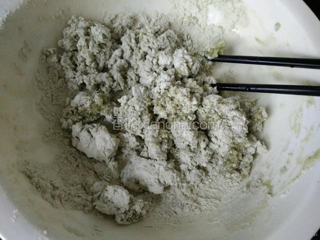 沸腾的开水直接把粉烫熟，用筷子拌