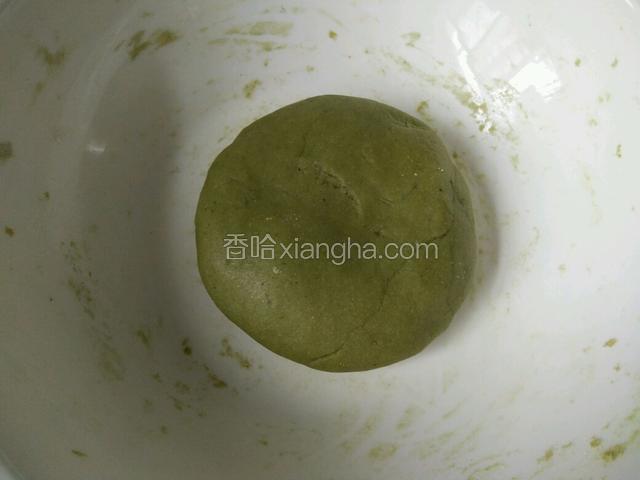 加进玉米油，趁热揉成光滑的团，盖保鲜膜自然冷却