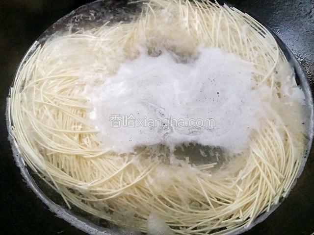 烧开水，面条放入锅中，煮至八成熟。