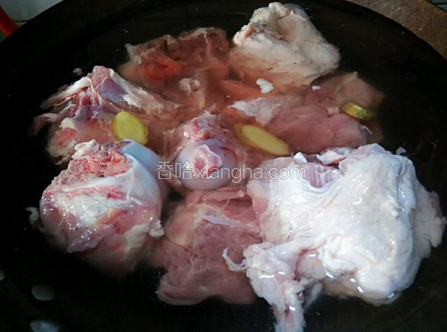 大棒骨泡三十分钟，锅中加水，放入大棒骨，放点料酒，姜片，煮开，洗去血末