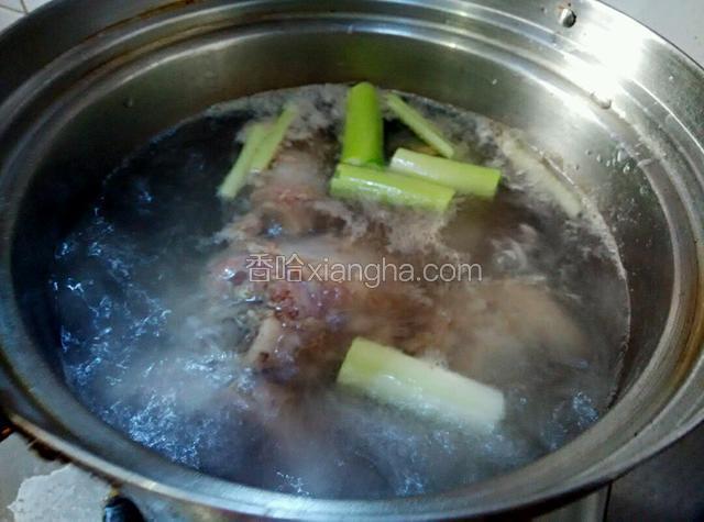 炖锅中加水，放葱姜大料，大火煮开，小火慢炖，直至肉肉酥烂