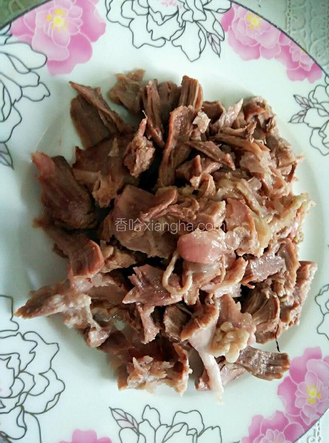 用手撕成条状