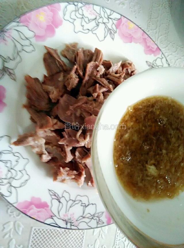 倒入肉丝中