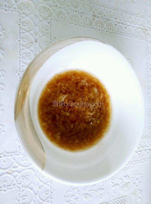 蒜泥中加入醋，香油，盐，搅拌均匀